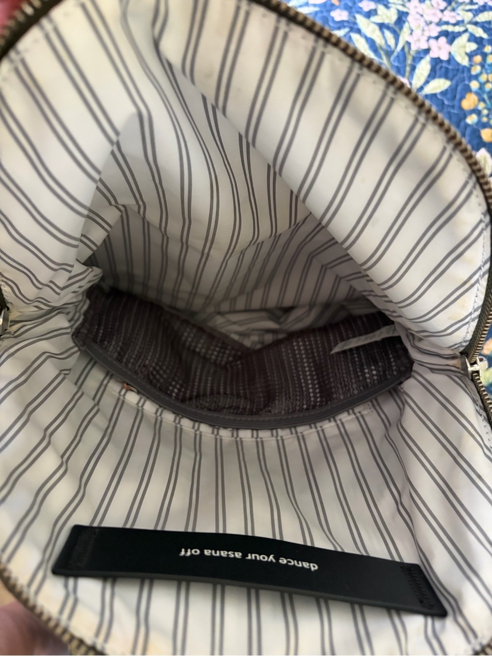 Rare lululemon Festival bag Olive Camo Crossbody Bag with Rose Gold Accent - Picture 4 of 4